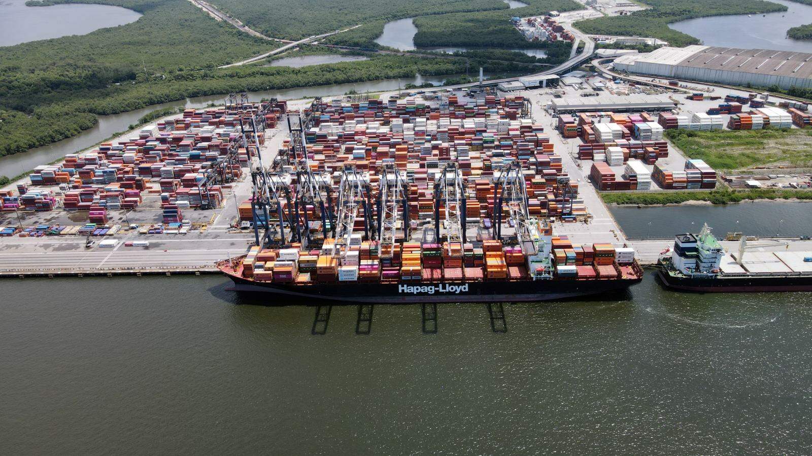 Brasil Terminal Portuário movimenta contêineres no cais do Saboó, ao lado de onde será o Tecon Santos 10