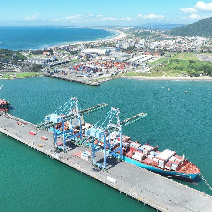 Terminal operado pela Santos Brasil trabalha integrado ao cais santista para compor  rotas internacionais.