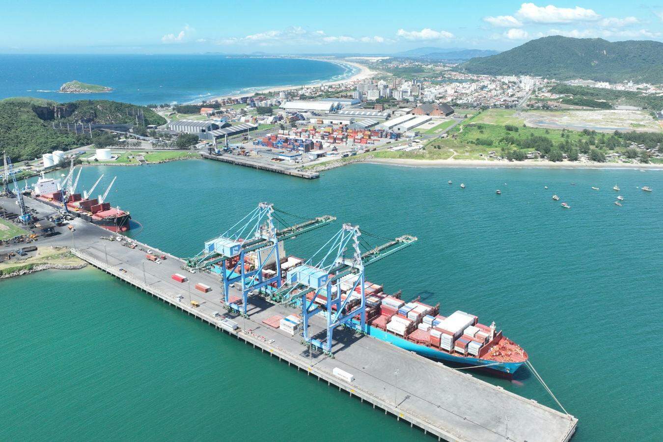 Terminal operado pela Santos Brasil trabalha integrado ao cais santista para compor  rotas internacionais.