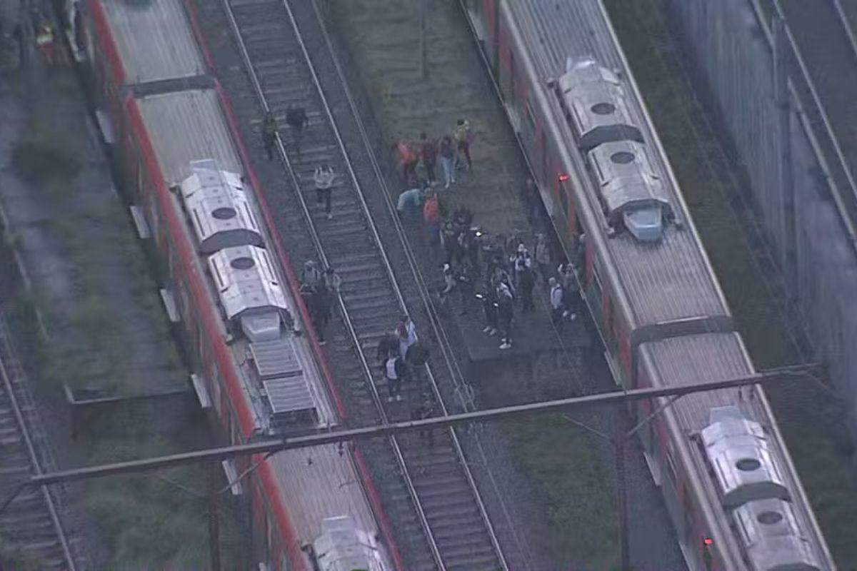 Trens voltam a apresentar falhas pelo terceiro dia seguido após mudança de concessão em São Paulo