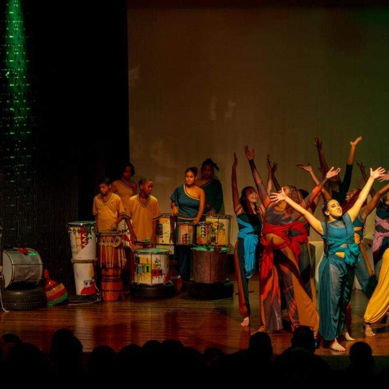 Jovens bailarinos da Cia Jovem de Dança do Instituto Arte em Movimento e percussionistas do Coletivo Querô, do Instituto Arte no Dique, se apresentam no espetáculo "Brasil, Mostra a tua Cara: Brasilidades em Movimento", que terá duas apresentações gratuitas em Santos neste sábado (25)