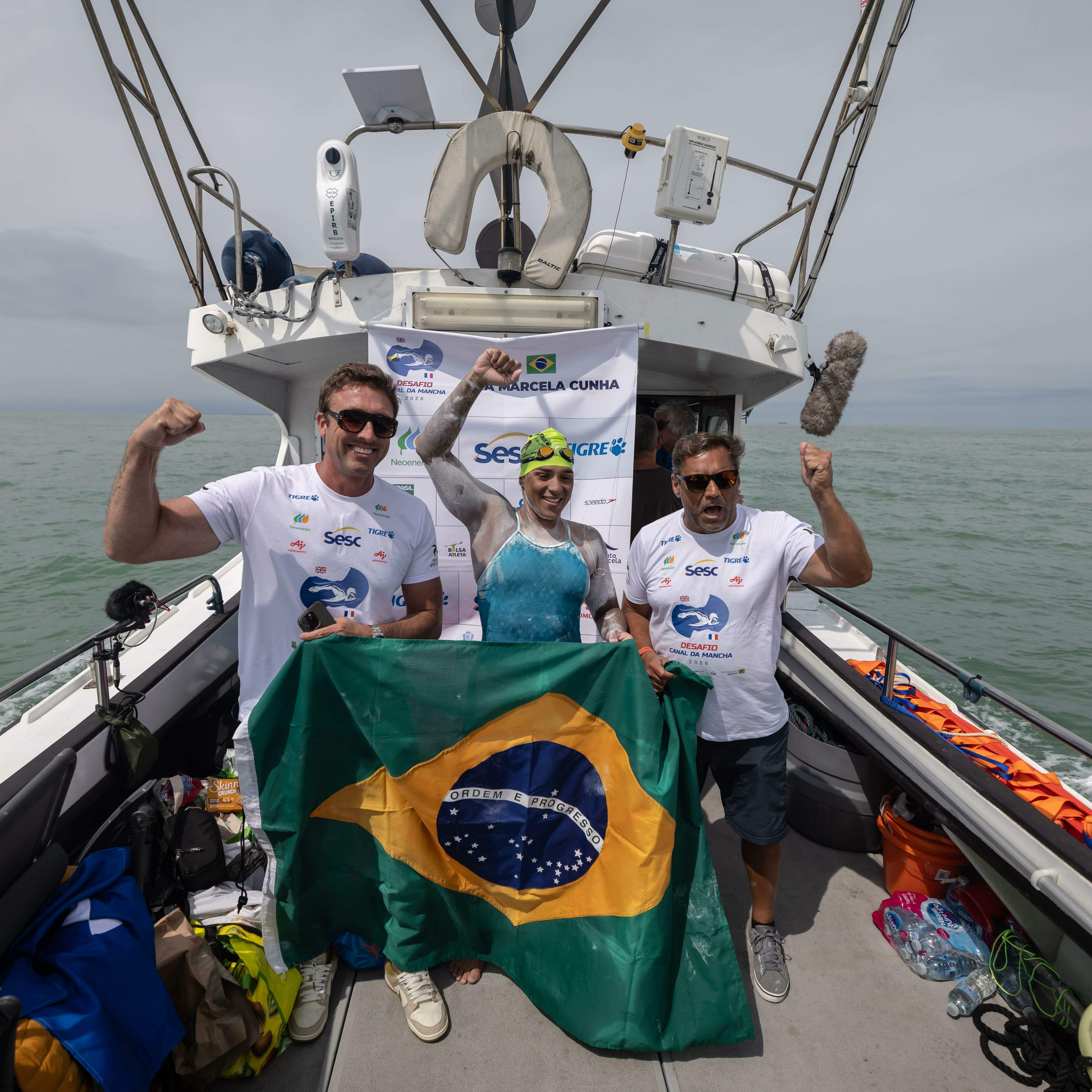 Ana Marcela comemora a travessia com a equipe técnica. Foto: Jonne Roriz/COB