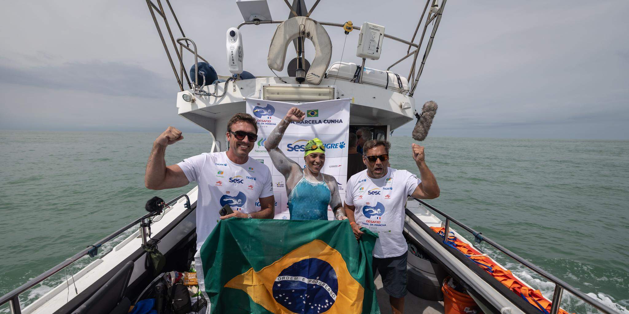 Ana Marcela comemora a travessia com a equipe técnica. Foto: Jonne Roriz/COB