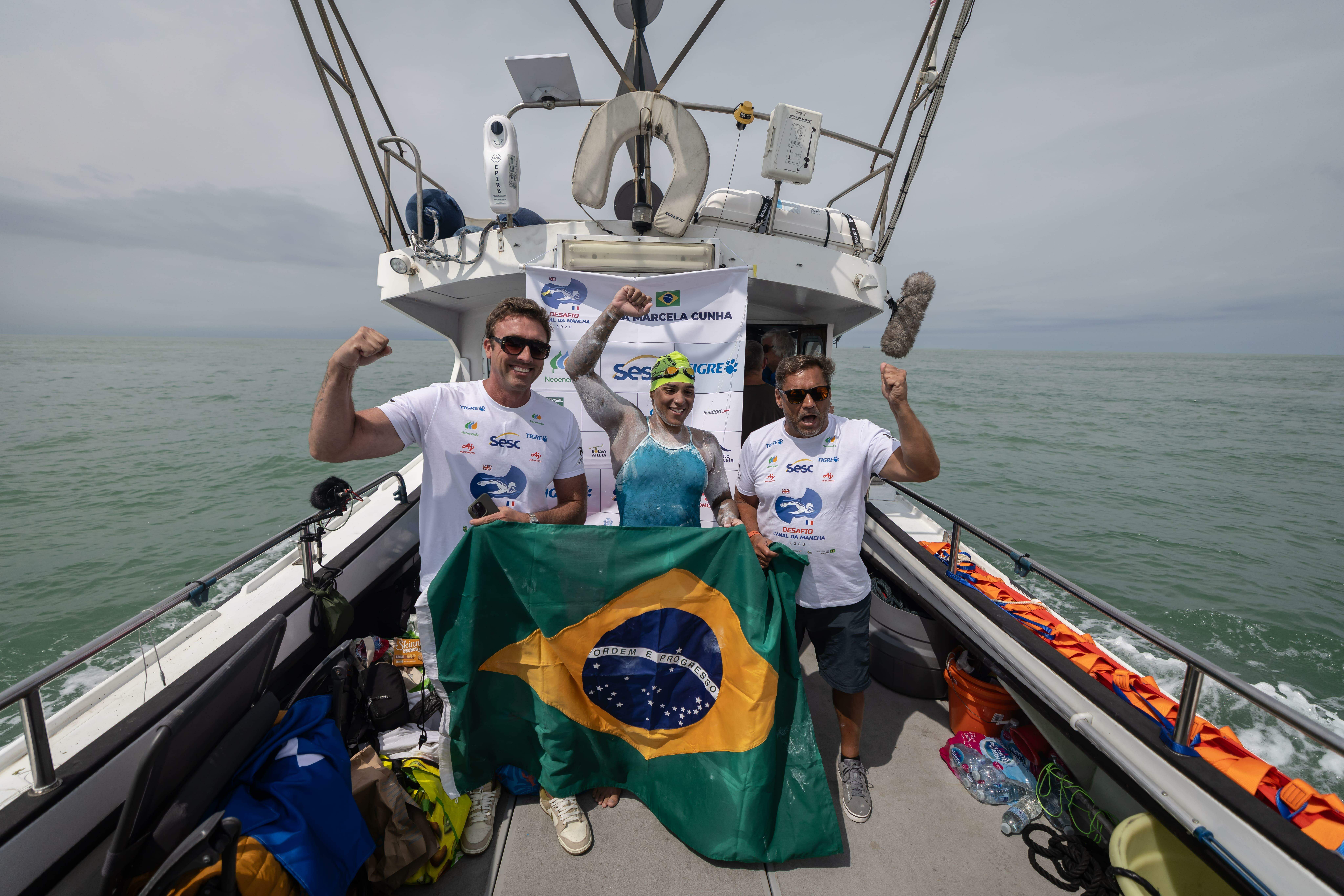 Ana Marcela comemora a travessia com a equipe técnica. Foto: Jonne Roriz/COB