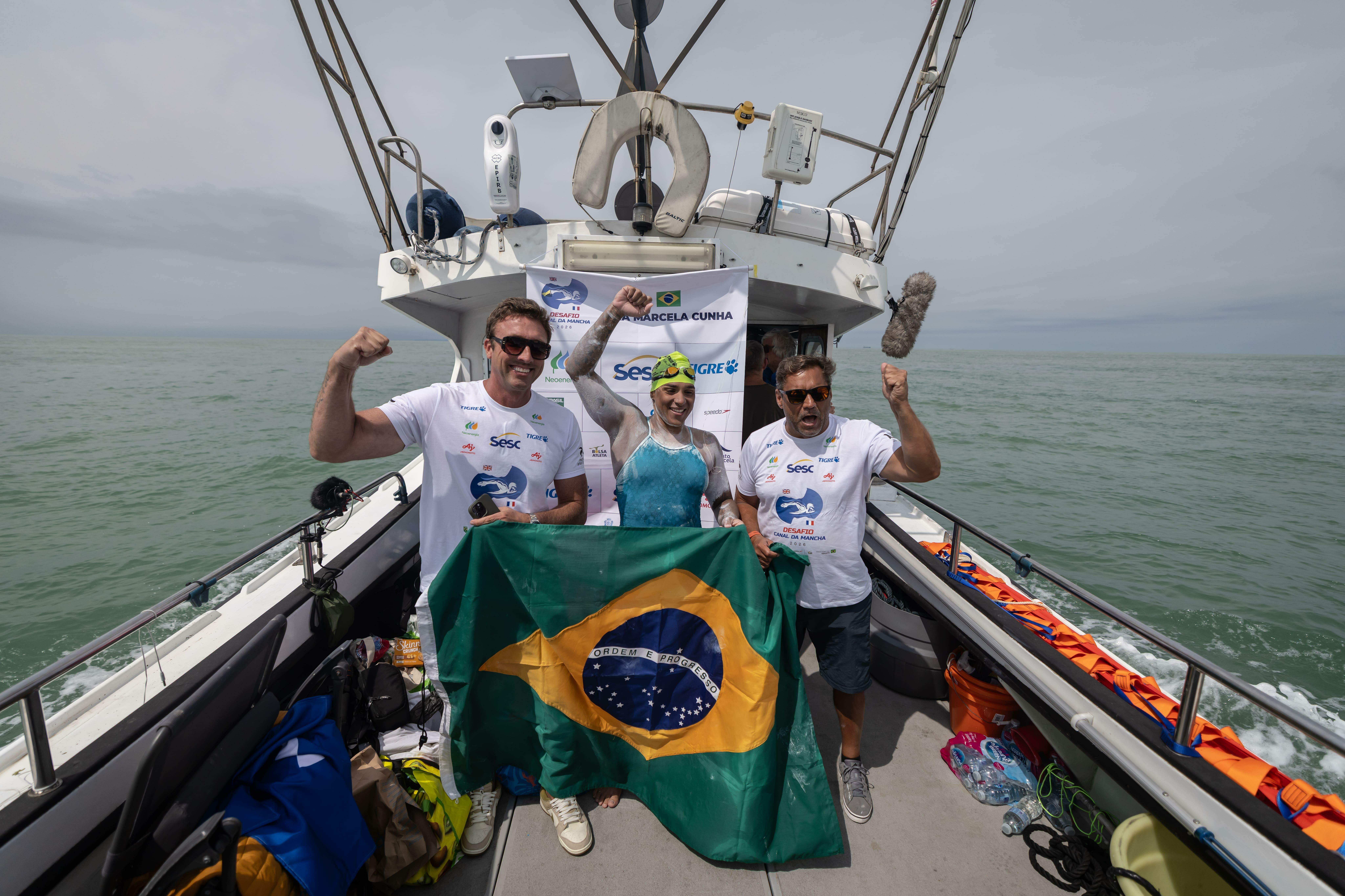 Ana Marcela comemora a travessia com a equipe técnica. Foto: Jonne Roriz/COB