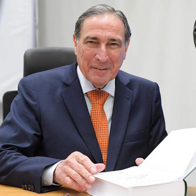 Paulo Dias de Moura Ribeiro é natural de Santos e se formou na antiga UniSantos
