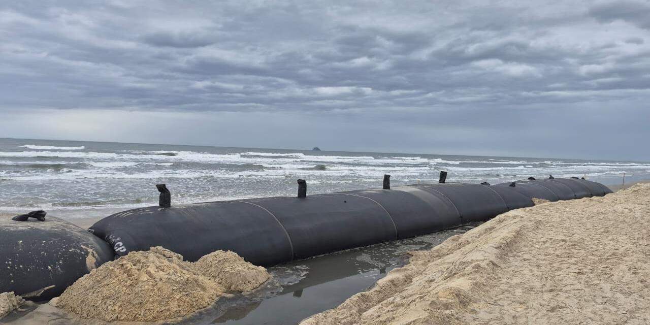 Os trabalhos são realizados no Estreito do Melão, considerado o trecho mais vulnerável da Ilha do Cardoso, no litoral de São Paulo