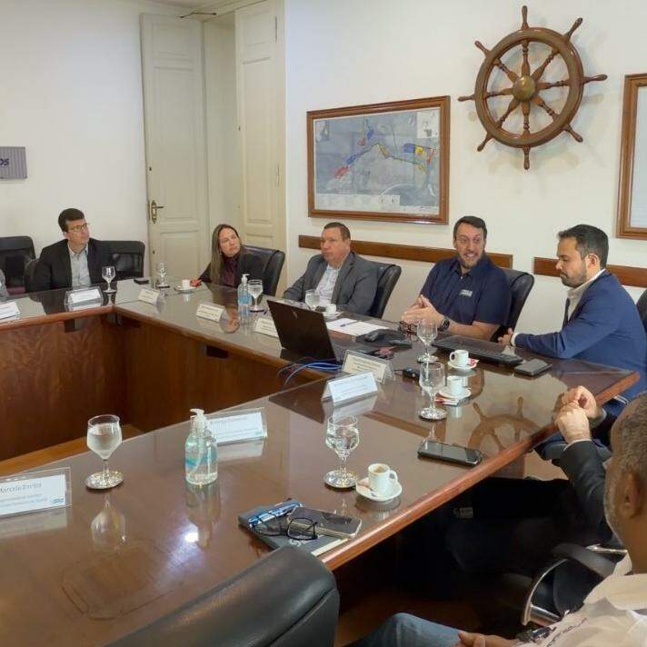 Bemquerer Costa (no centro, de blazer cinza) participou de reunião na Autoridade Portuária de Santos