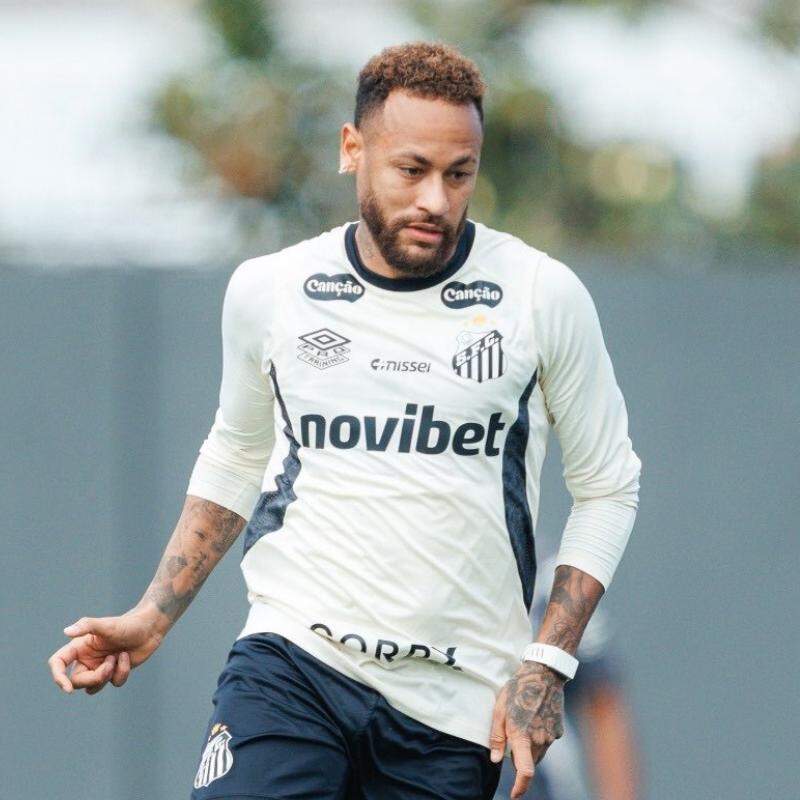 Neymar em ação durante treino do Santos