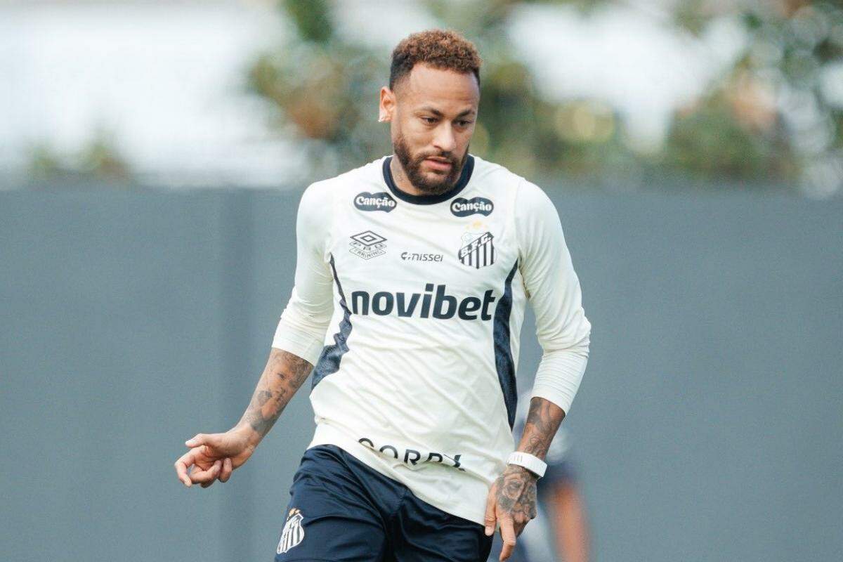 Neymar em ação durante treino do Santos