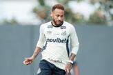 Neymar em ação durante treino do Santos