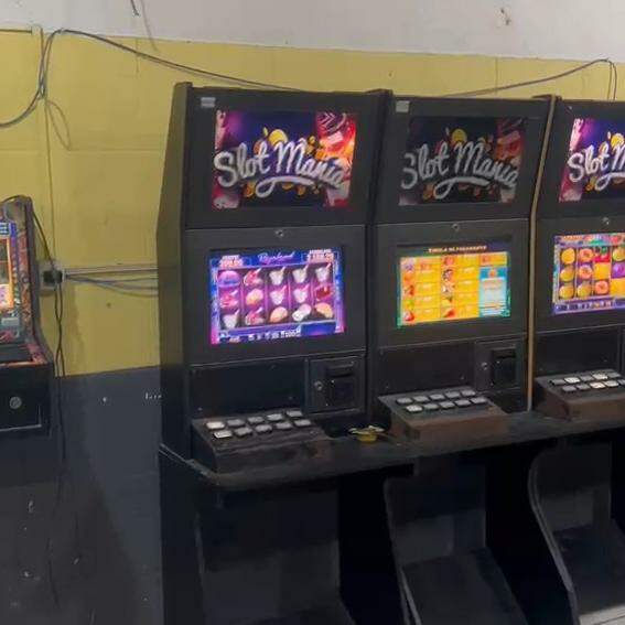 Um total de oito máquinas do tipo caça-níquel estavam em funcionamento no local