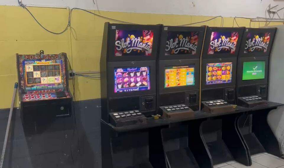 Um total de oito máquinas do tipo caça-níquel estavam em funcionamento no local
