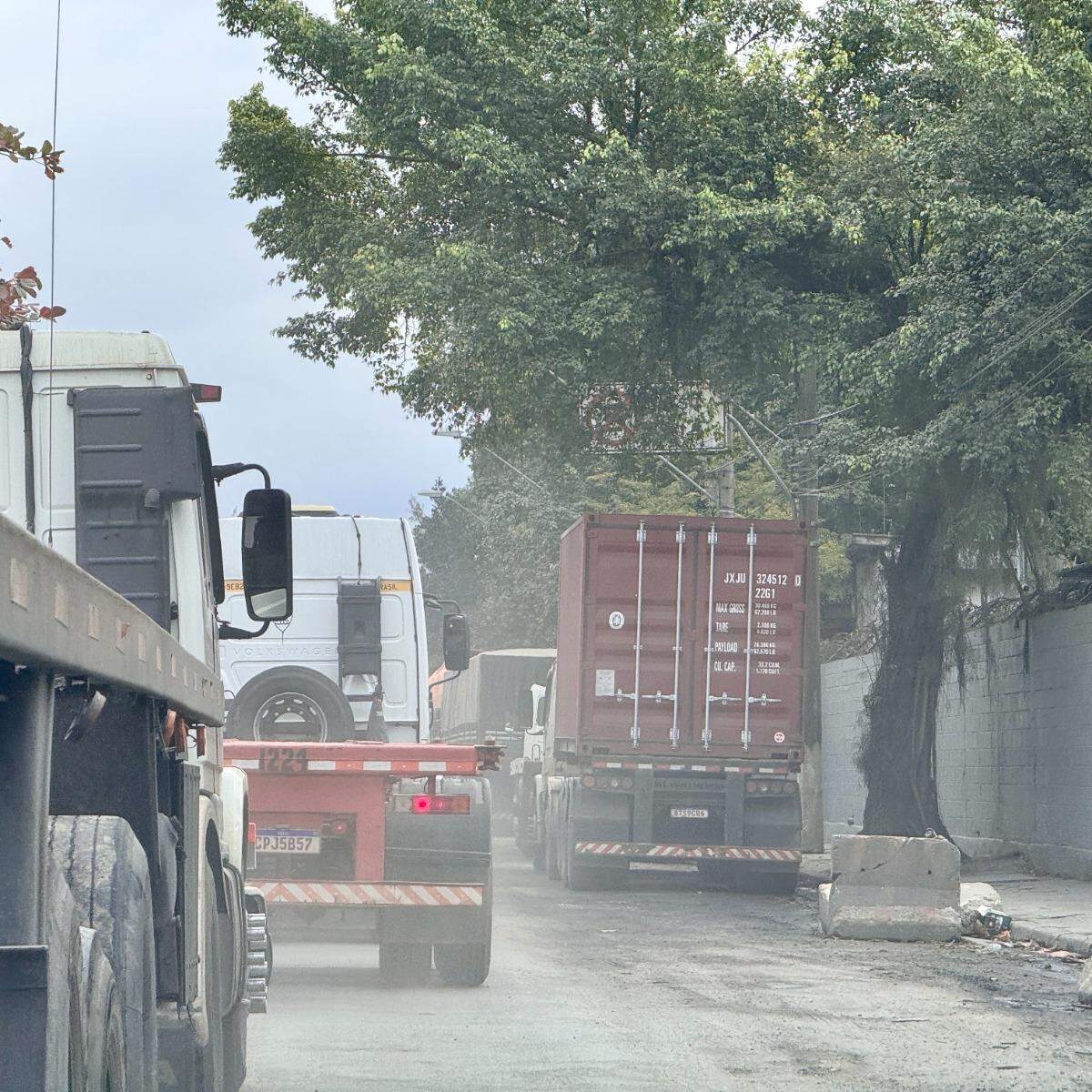 Trânsito de veículos pesados prejudica asfalto das vias do bairro, que não recebem manutenção adequada