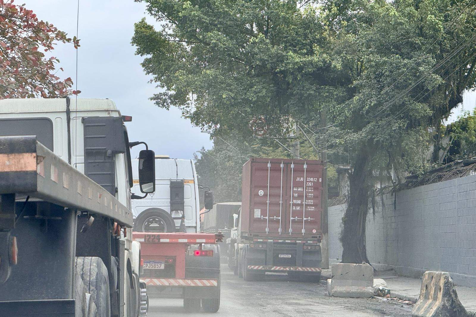 Trânsito de veículos pesados prejudica asfalto das vias do bairro, que não recebem manutenção adequada