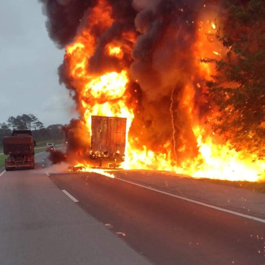 Carreta estava carregada com 26 toneladas de óleo de motor