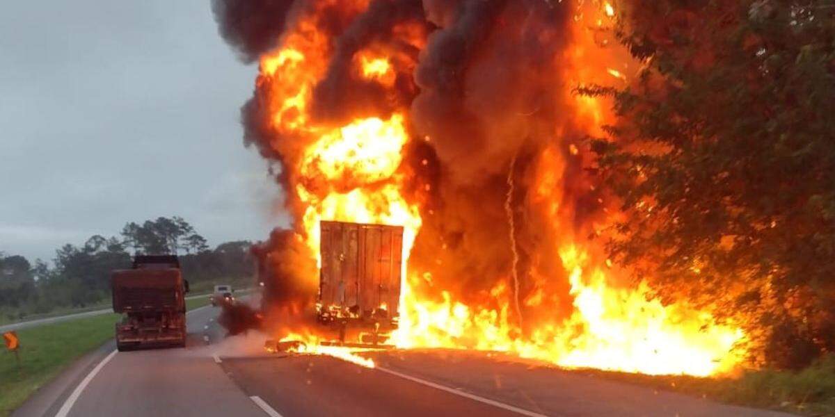 Carreta estava carregada com 26 toneladas de óleo de motor