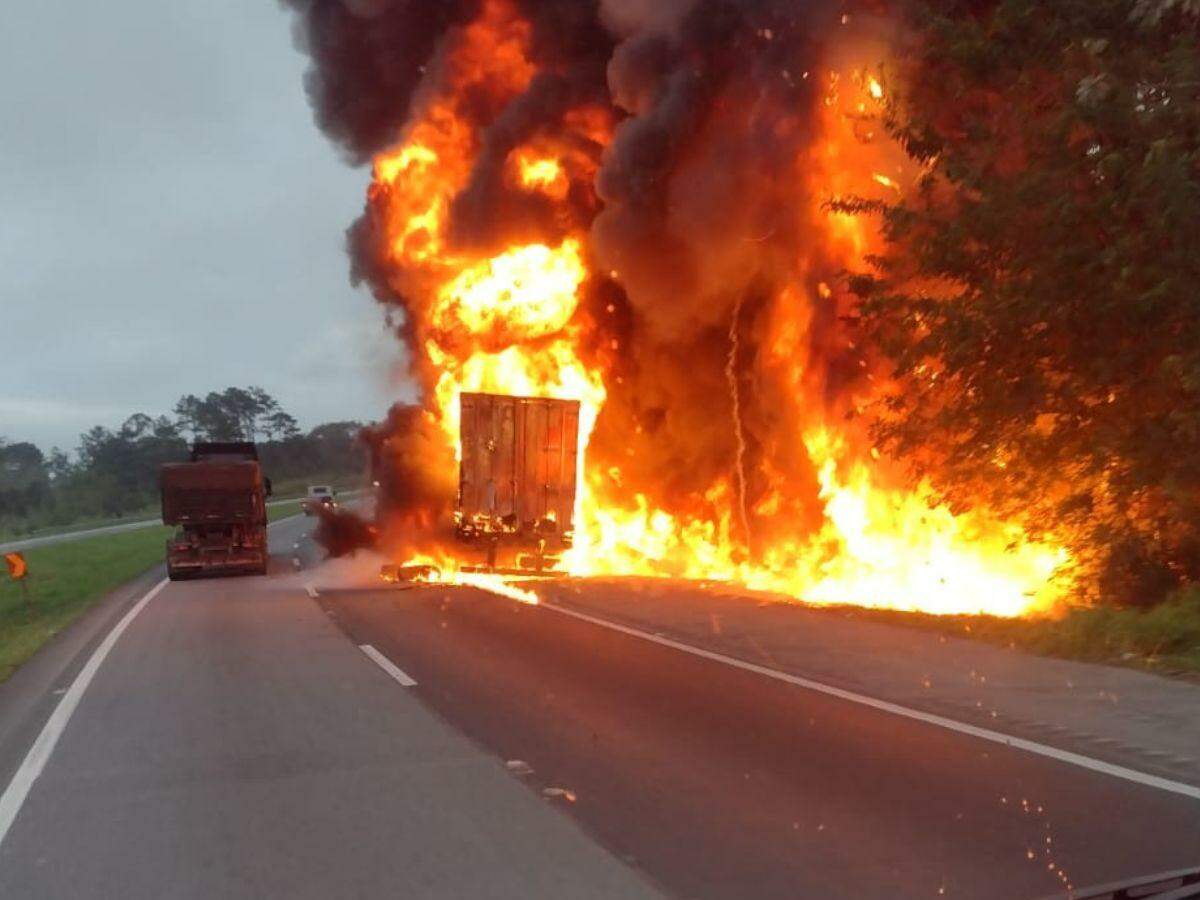 Carreta estava carregada com 26 toneladas de óleo de motor