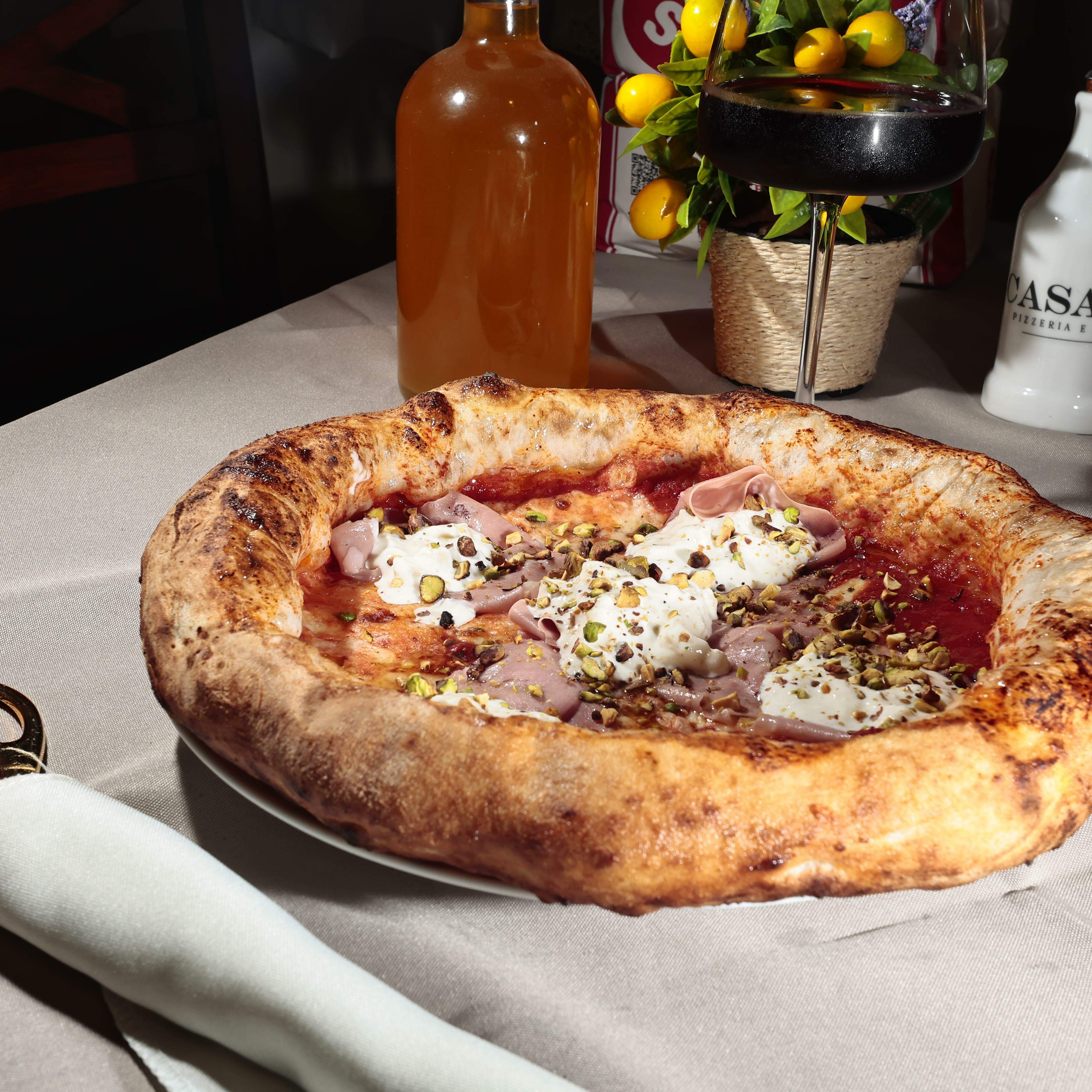 Assim como é comum na Itália, a pizza é cortada com tesoura