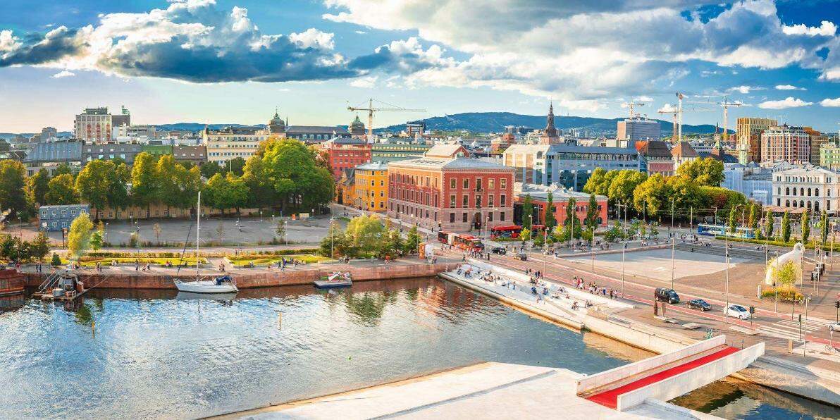 Com dias quase intermináveis, temperaturas agradáveis e paisagens exuberantes, a Noruega se transforma em um destino onde a natureza assume o papel de protagonista