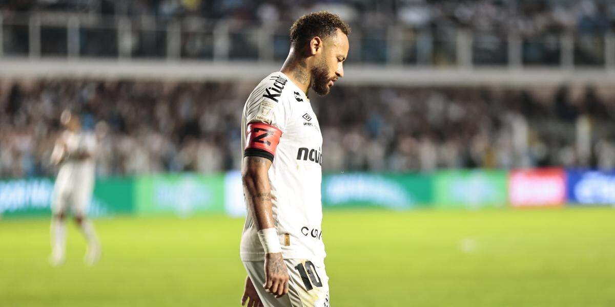 Neymar recebeu o terceiro cartão amarelo contra a Chapecoense