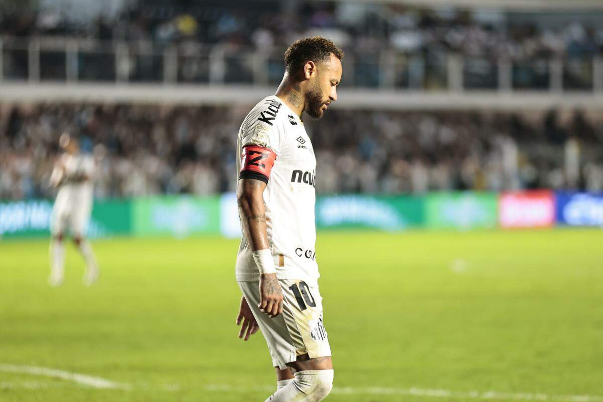 Neymar recebeu o terceiro cartão amarelo contra a Chapecoense
