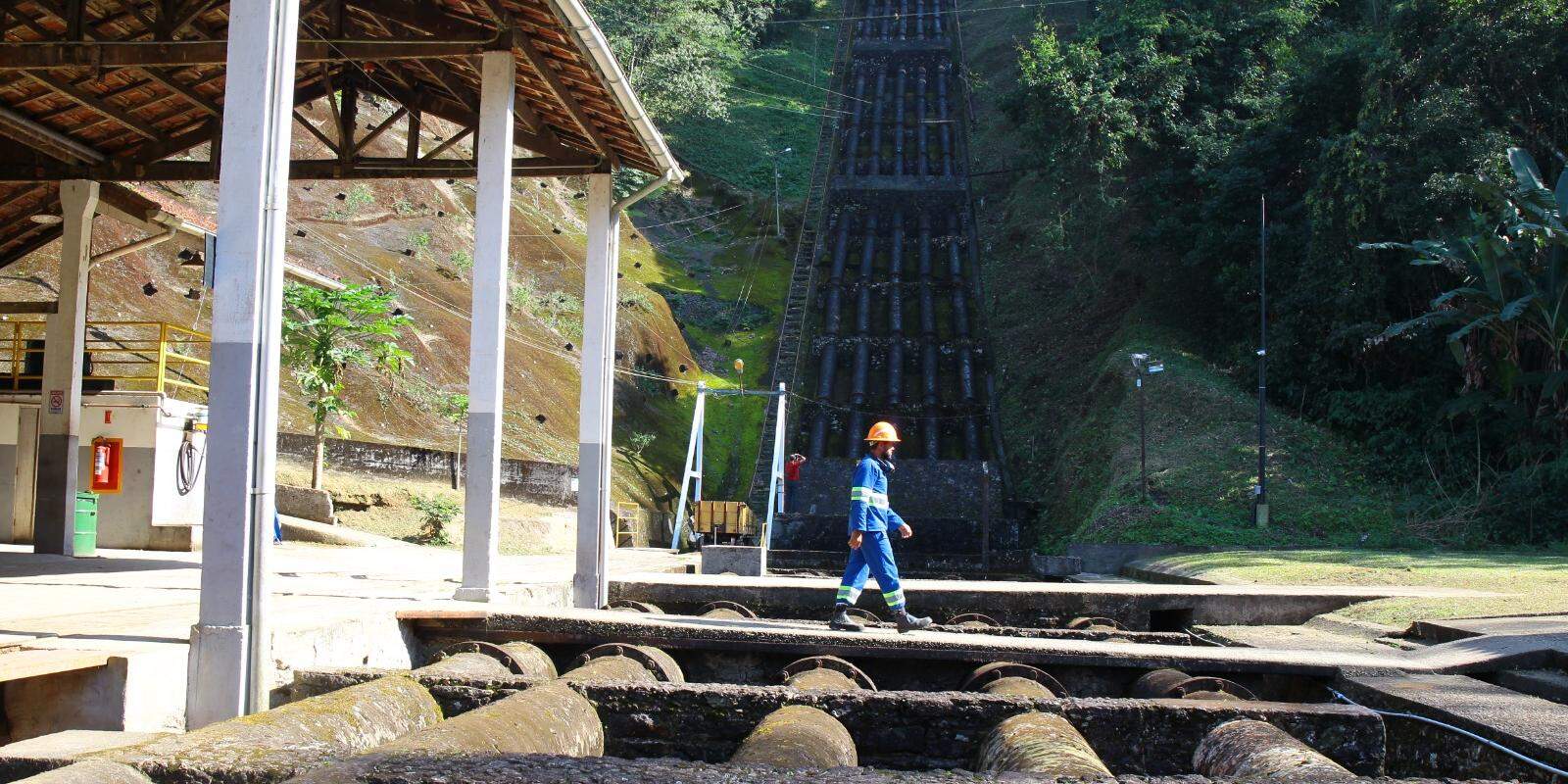 Usina produz até 15 MW de energia elétrica, fornecendo 99% da produção da APS, além de atender a outros consumidores. Propriedade está localizada na Serra do Mar