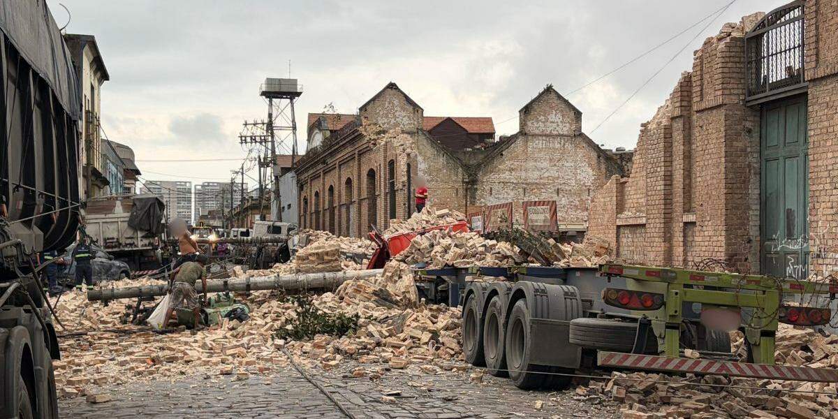 Rua Aguiar de Andrade ficou tomada pelos escombros do muro