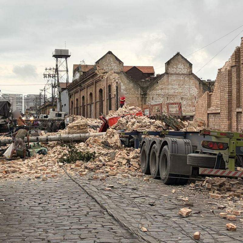 Rua Aguiar de Andrade ficou tomada pelos escombros do muro que caiu com os fortes ventos