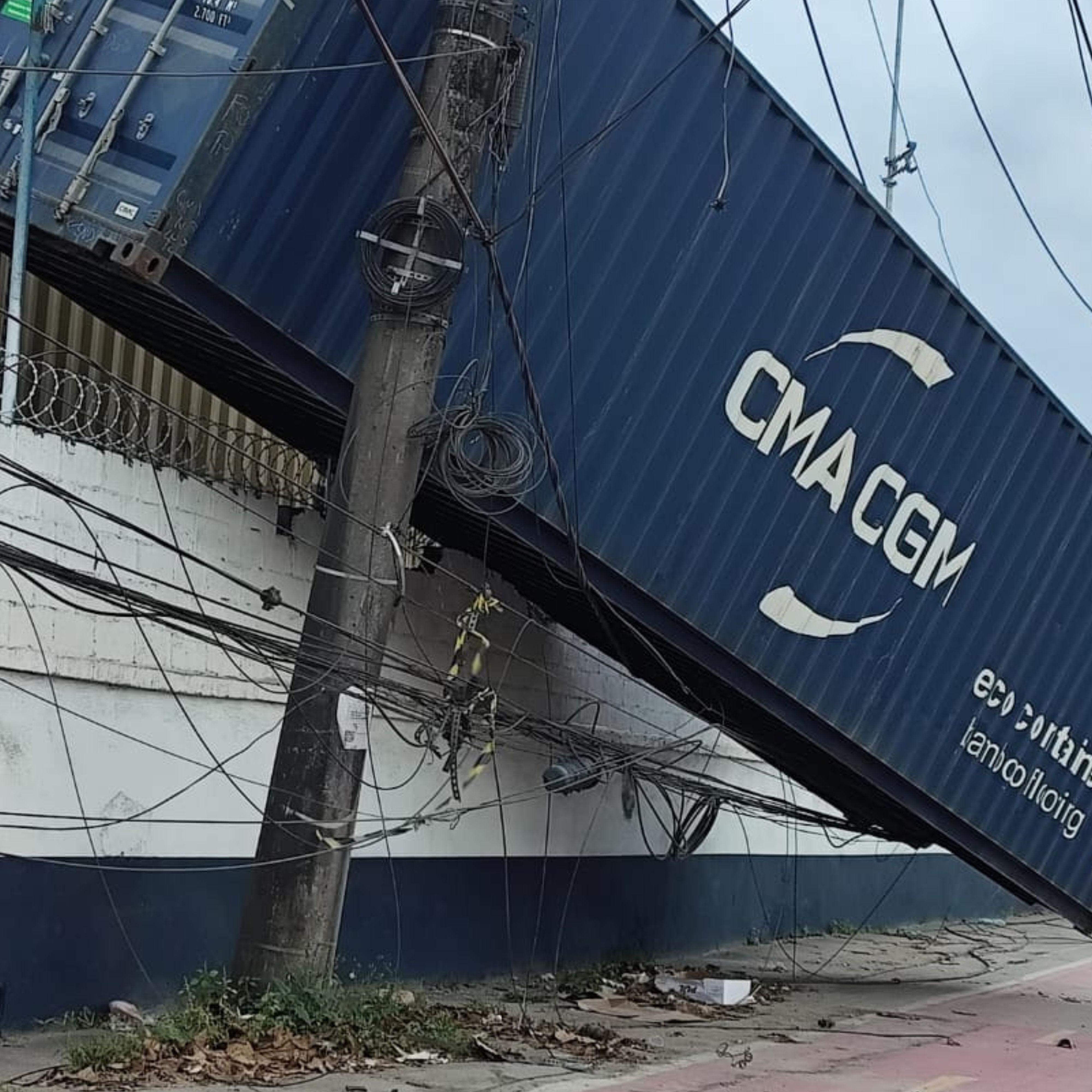 Contêiner está bem perto da calçada e de uma ciclovia na Margem Direita da Via Anchieta, na Alemoa; empresa tomou providências