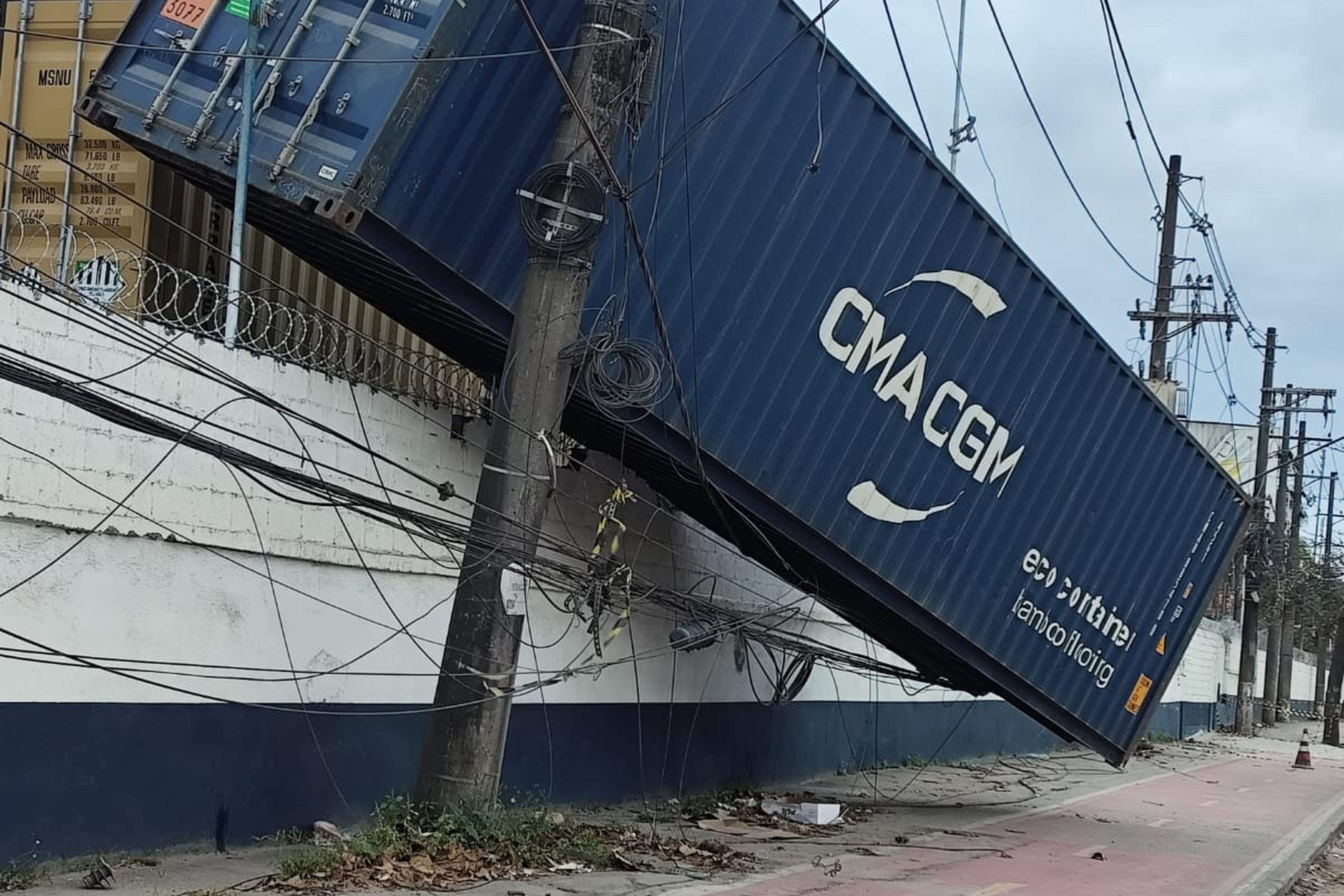 Contêiner está bem perto da calçada e de uma ciclovia na Margem Direita da Via Anchieta, na Alemoa; empresa tomou providências