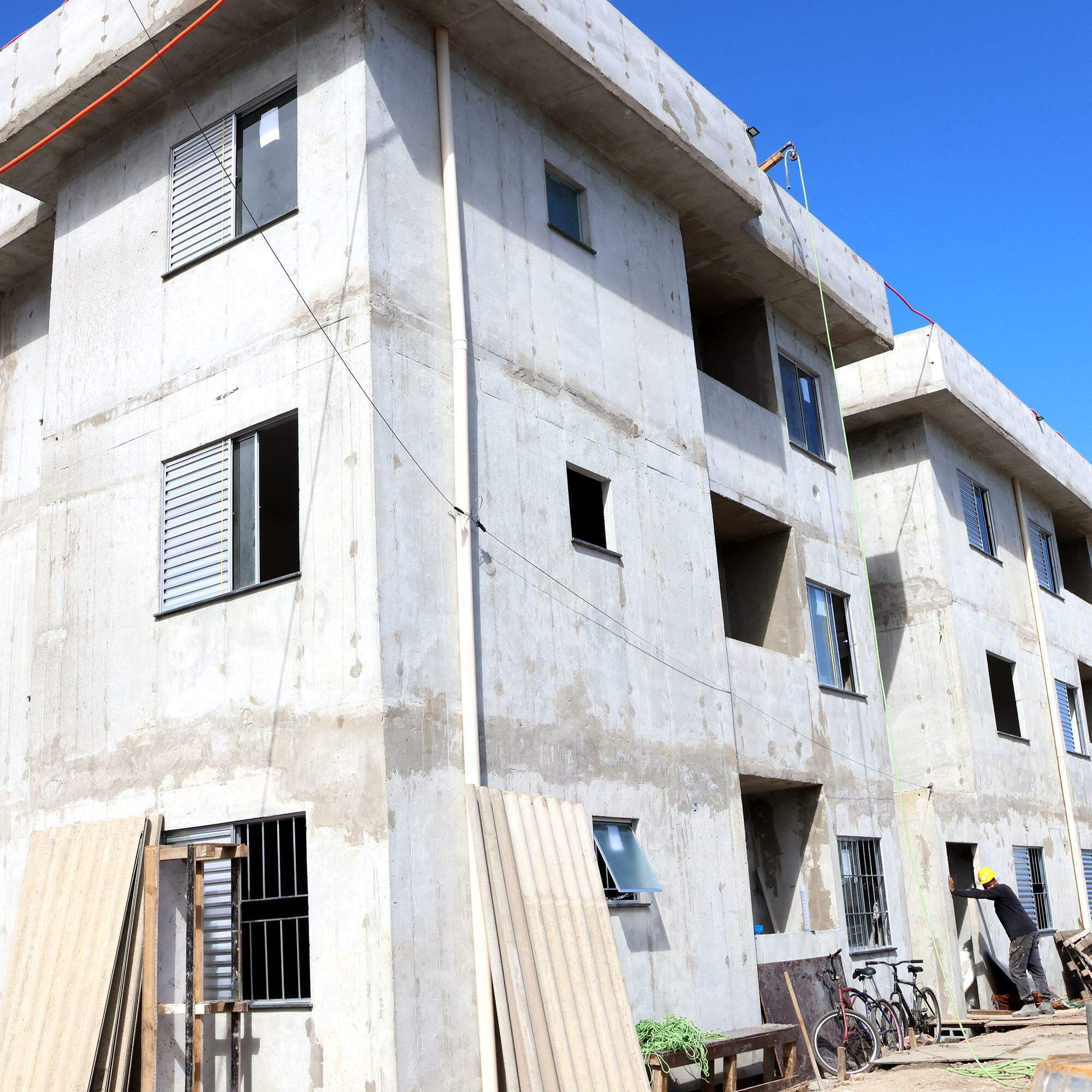 Três conjutos habitacionais estão sendo construídos em Praia Grande, no litoral de São Paulo