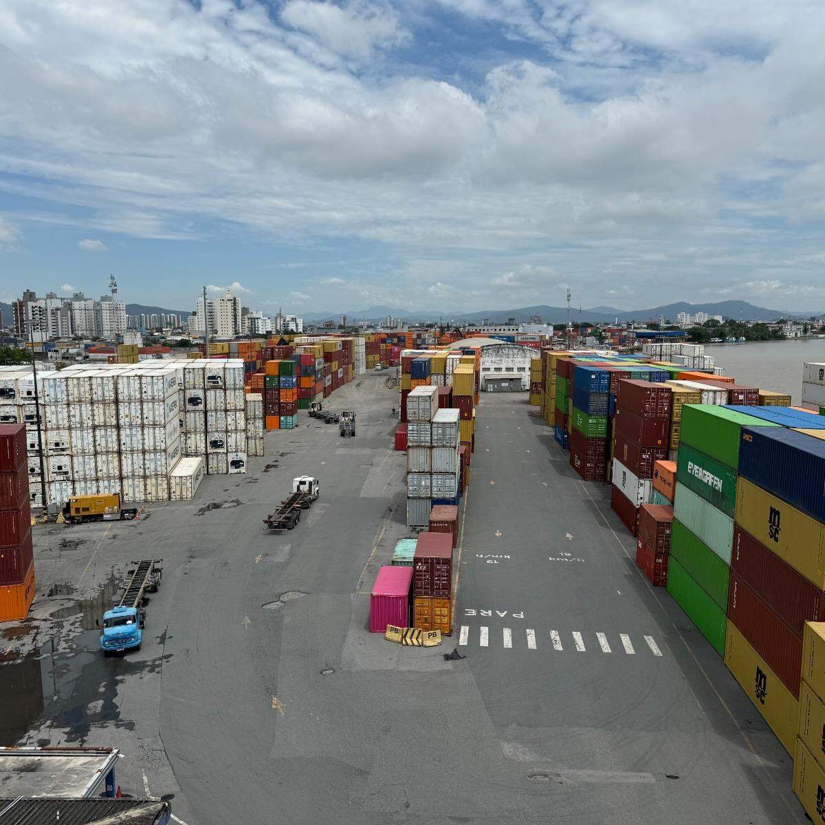 Destinada à movimentação e armazenagem de cargas gerais e contêineres,  área tem 295,3 mil m2.