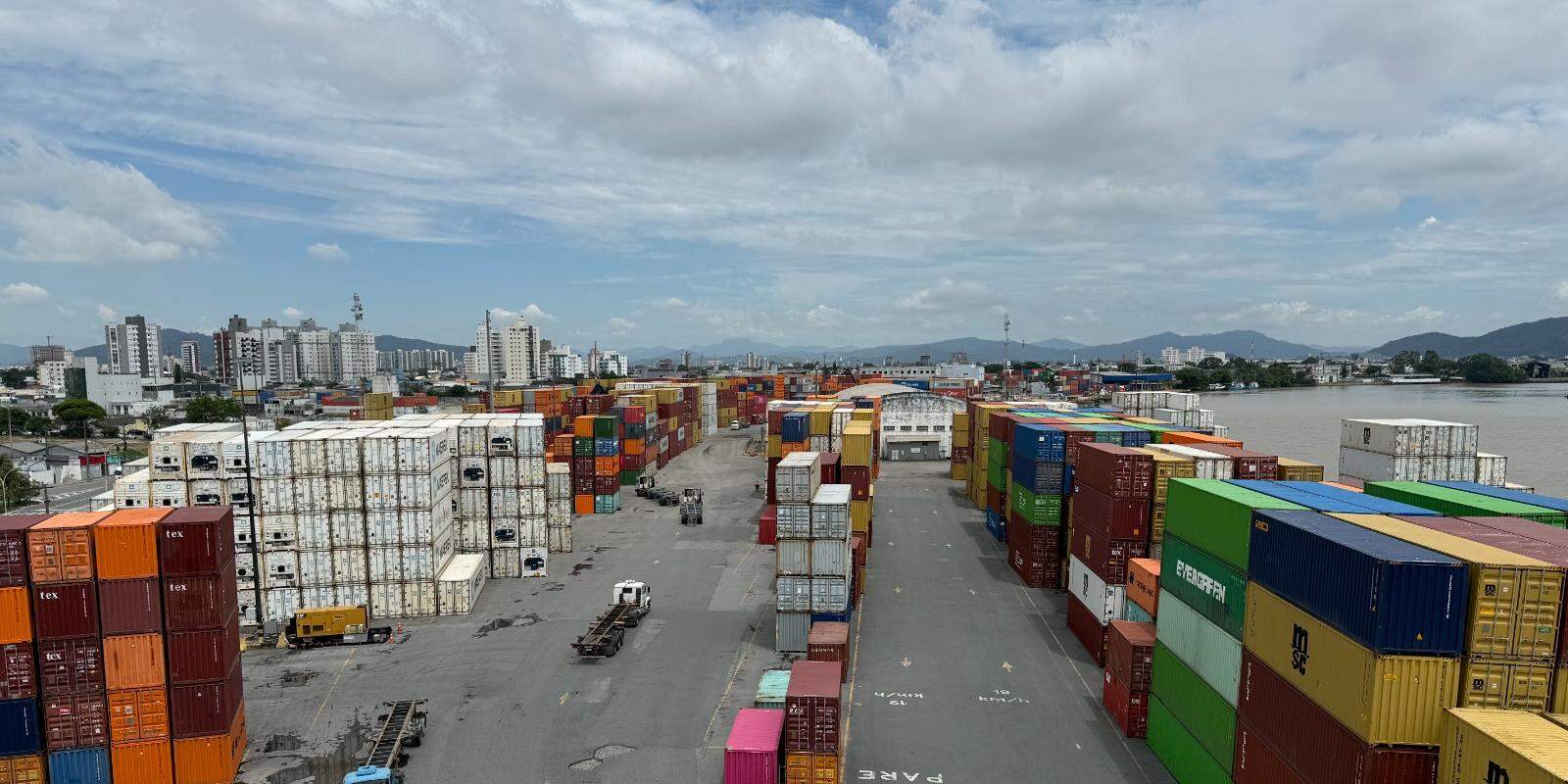 Destinada à movimentação e armazenagem de cargas gerais e contêineres,  área tem 295,3 mil m2.