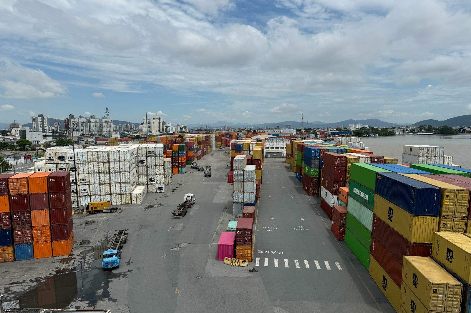 Destinada à movimentação e armazenagem de cargas gerais e contêineres,  área tem 295,3 mil m2.
