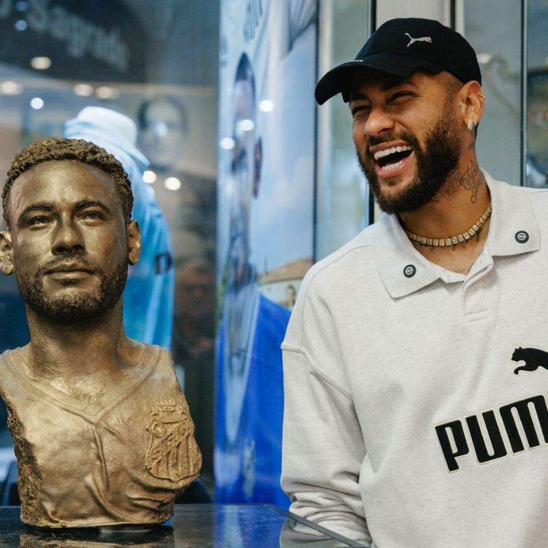 Neymar ganhou homenagem do Santos no Memorial das Conquistas