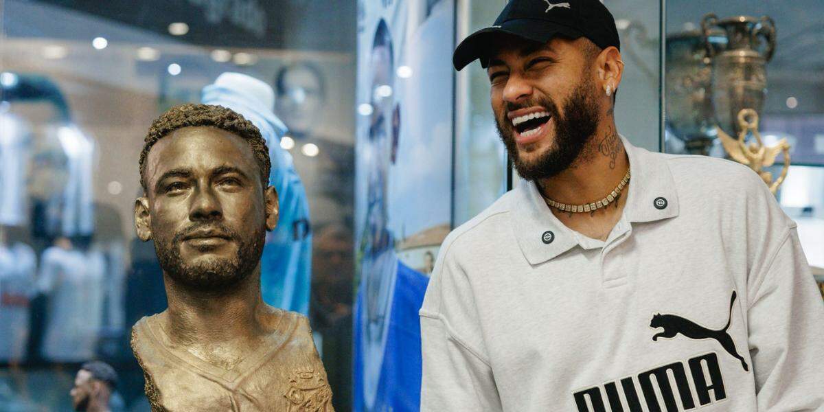 Neymar ganhou homenagem do Santos no Memorial das Conquistas