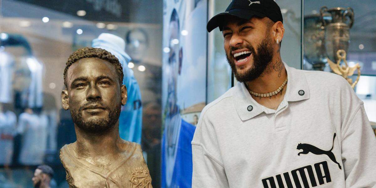 Neymar ganhou homenagem do Santos no Memorial das Conquistas