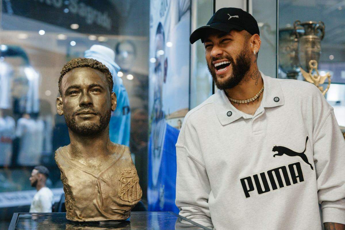 Neymar ganhou homenagem do Santos no Memorial das Conquistas