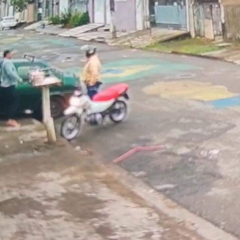 A situação foi flagrada por câmera de monitoramento