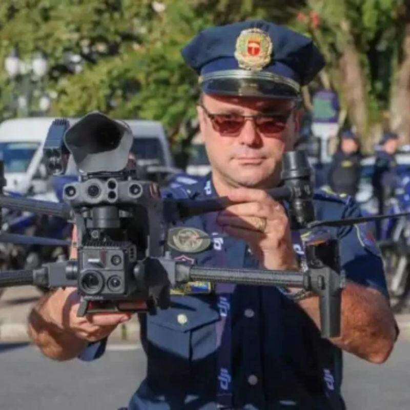 Drones com IA podem seguir pessoas e veículos e dar zoom de até 200 vezes
