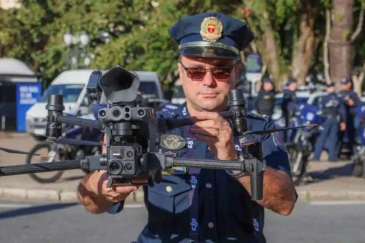Drones com IA podem seguir pessoas e veículos e dar zoom de até 200 vezes