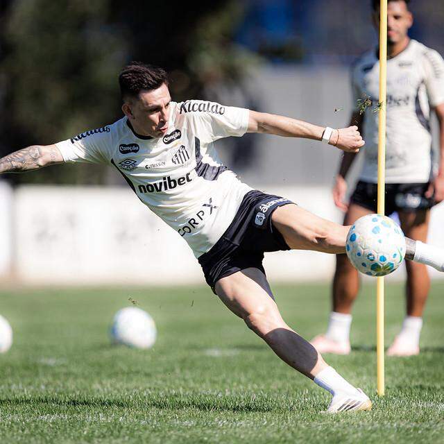 Escobar chegou à Vila Belmiro em 2024 e se firmou como titular, apesar de restrições de parte da torcida