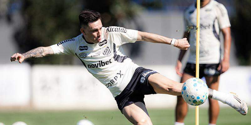 Escobar chegou à Vila Belmiro em 2024 e se firmou como titular, apesar de restrições de parte da torcida