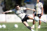 Escobar chegou à Vila Belmiro em 2024 e se firmou como titular, apesar de restrições de parte da torcida