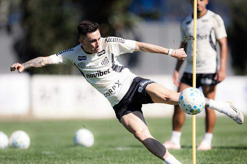 Escobar chegou à Vila Belmiro em 2024 e se firmou como titular, apesar de restrições de parte da torcida