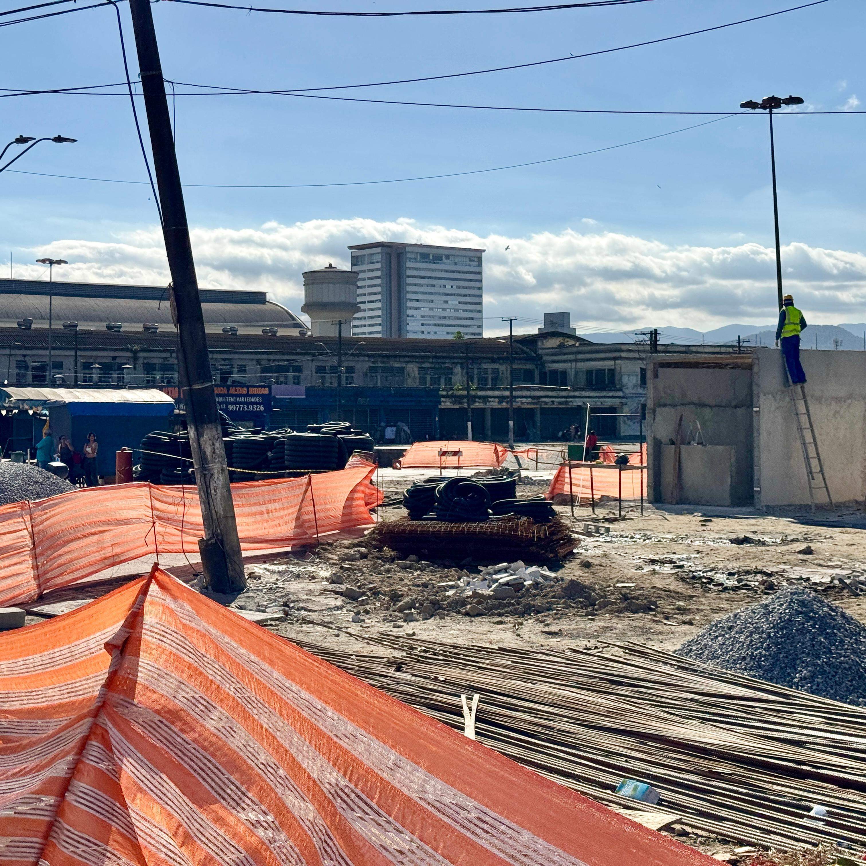 Adiamento é para implantar rede de drenagem externa e ampliar trecho a ser pavimentado, diz Prefeitura