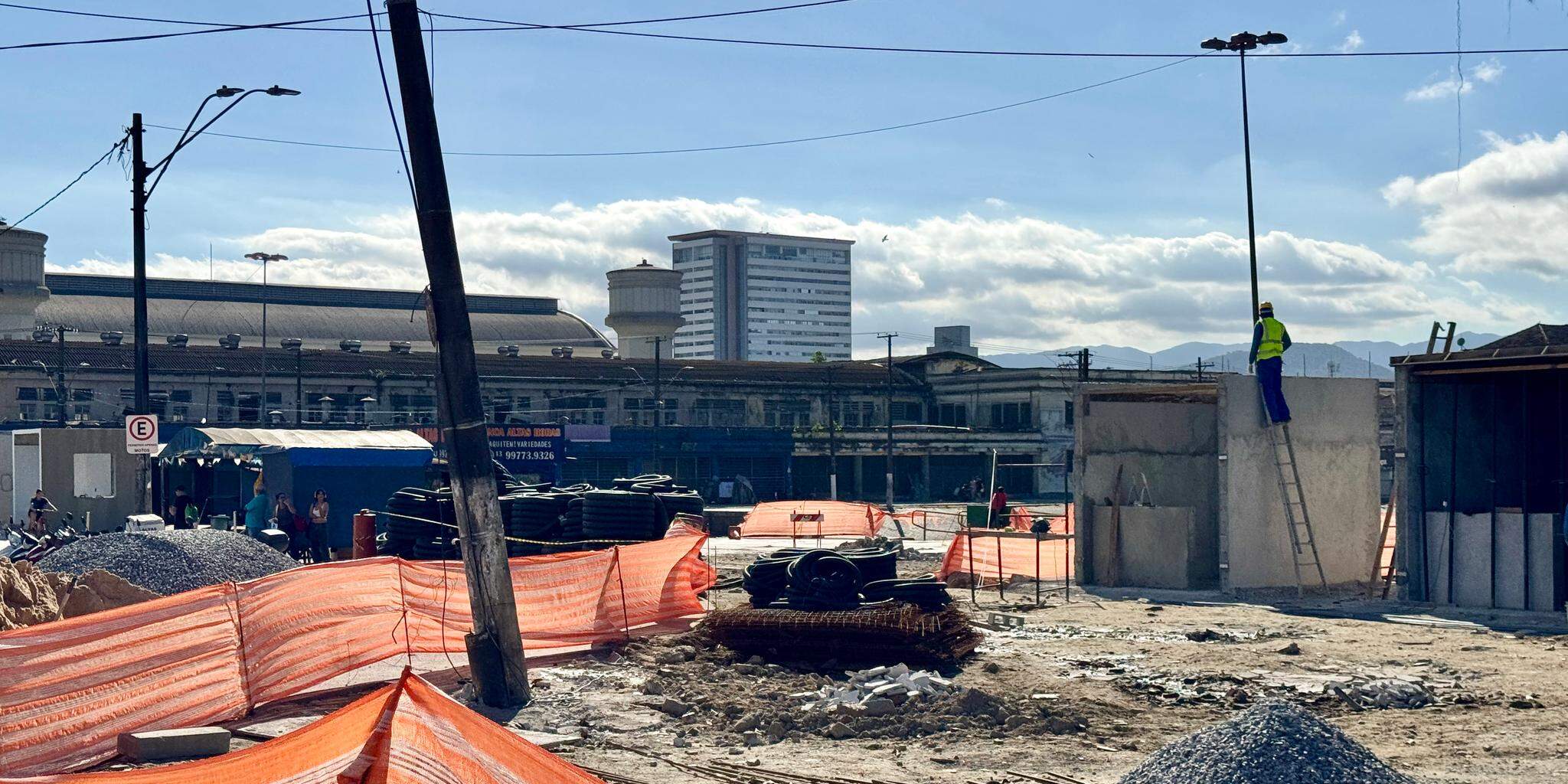 Adiamento é para implantar rede de drenagem externa e ampliar trecho a ser pavimentado, diz Prefeitura