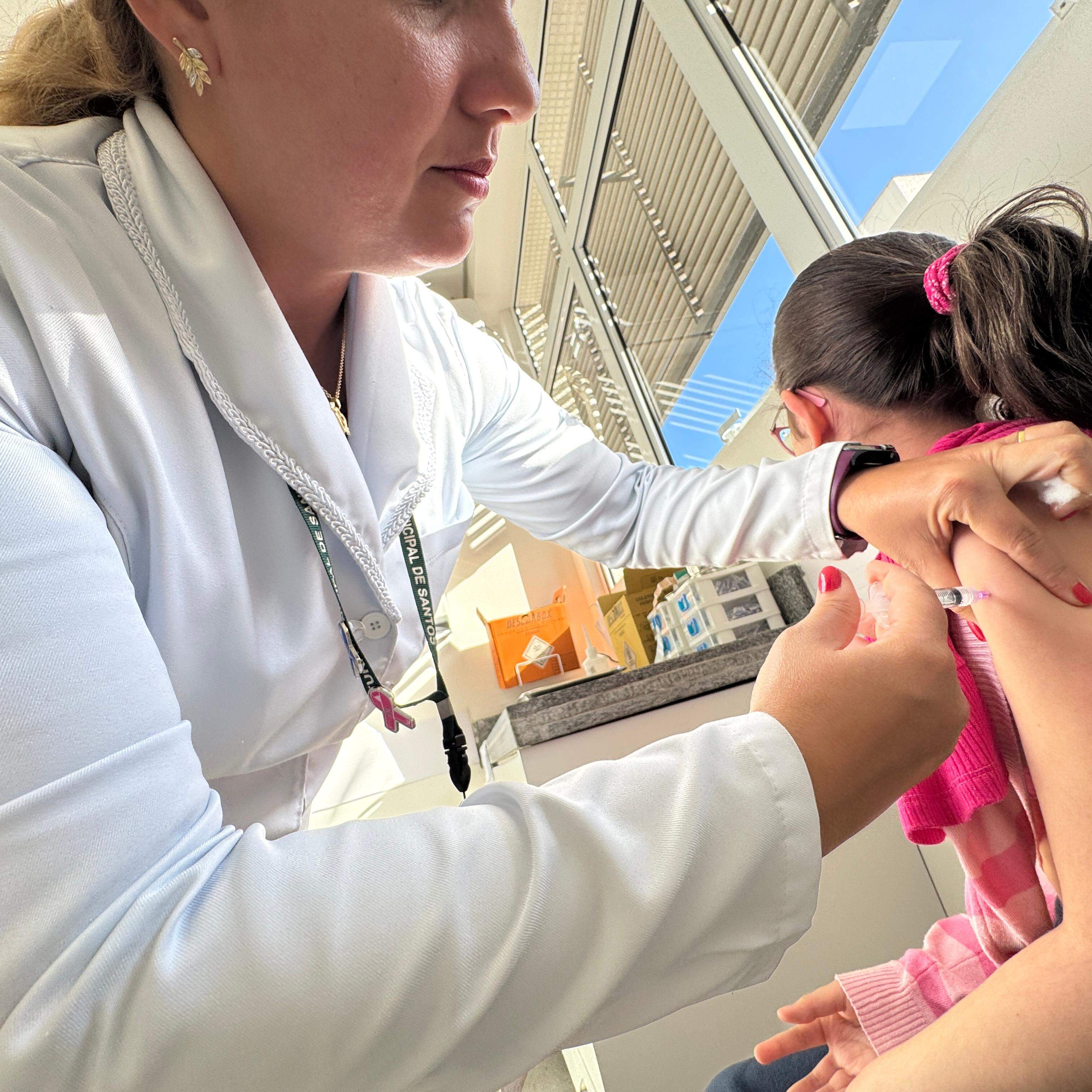Vacina tríplice viral protege também contra caxumba e rubéola e está disponível em unidades de saúde