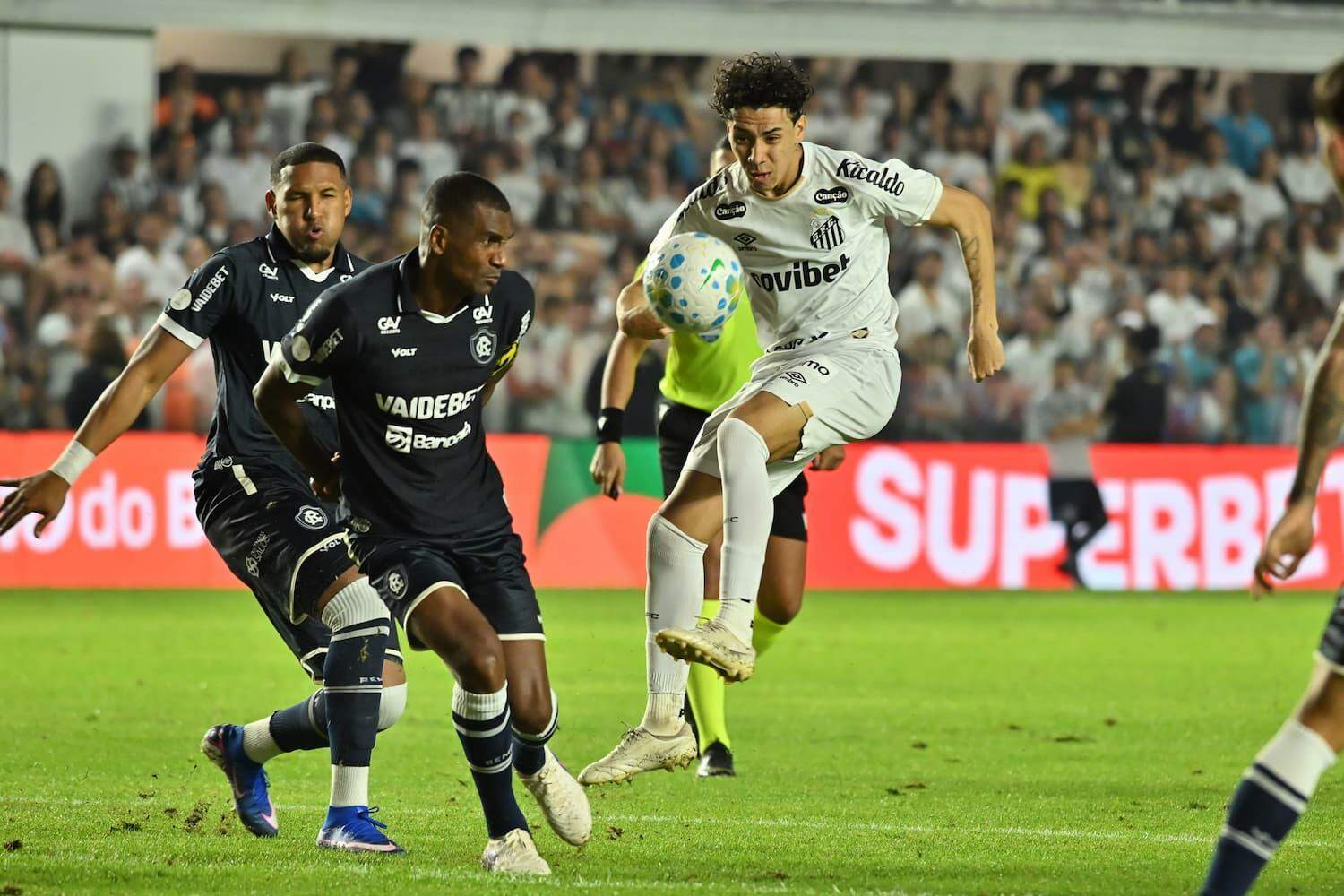 Gabriel Bontempo tentou, mas o Santos decepcionou o torcedor mais uma vez na Vila Belmiro